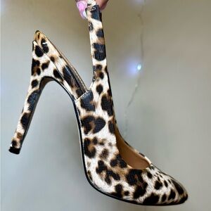 Animal print sling back heels 🐆